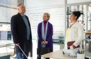 Als Dr. Kathrin Globisch (Andrea Kathrin Loewig, mi.) und Dr. Roland Heilmann (Thomas Rühmann, li.) gemeinsam ins Ärztezimmer kommen, treffen sie auf die neue Chefärztin der Notaufnahme Dr. Lucia Böhm (Vanessa Rottenburg, re.).
