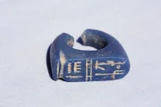 Edler Schmuck: Der blaue Glasring mit dem Thronnamen Ramses des Dritten ist ein Fundstück aus dem Grab 49 im Tal der Könige.