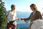Tanja (Anjorka Strechel, r.) zeigt Emilie (Stefanie von Poser, l.) das lebensnotwendige Medikament ihres Freundes, das er bei seinem Aufbruch achtlos liegenließ.