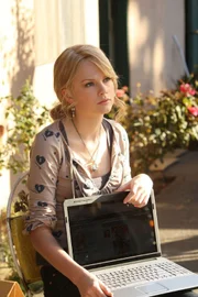 Haley Jones (Taylor Swift) zeigt Nick eine Internetseite, auf der sie übelst beschimpft wird.