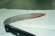 Mit diesem Messer wurde Regina B. in ihrem Bett erstochen. Der Täter hat massiv auf die 39-Jährige eingestochen, so dass die Tatwaffe verbogen ist.