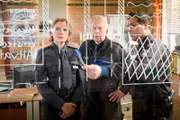 Im PK 21 versuchen Claudia (Janette Rauch, l.), Tarik (Serhat Cokgezen, r.) und Wolle (Harald Maack, M.), Klarheit in den Fall zu bringen.