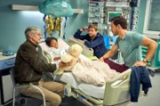 Stella (Sophia Heinzmann) hat die Operation gut überstanden. Auch Herbert (Dietrich Adam, li.), der von Stella nicht Opa genannt werden möchte, ist erleichtert. Andreas (Tobias van Dieken, 2.v.r.) und Christian (Steve Windolf, r) weichen nicht von ihrer Seite.