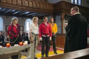 Katharina (Luise Bähr, l.) und Markus (Sebastian Ströbel, r.) sind die Trauzeugen von Emilie (Stefanie von Poser, 2.v.l.) und Tobias (Markus Brandl, 2.v.r.).