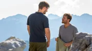 Florian Leitner (Matthi Faust) rät Frederik (Merlin Leonhardt, re.), sich von seinen Freunden nicht einschüchtern zu lassen.