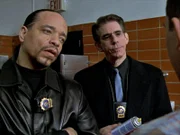Det. Munch (Richard Belzer, mi.) und Det. Tutuola (Ice-T, li.) suchen nach einem Mitsch¸ler von Harry Baker, der ihnen mehr ¸ber den seltsamen Jungen sagen kann...