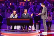Moderator Kai Pflaume (r.) mit Rateteam-Kapitän Bernhard Hoëcker (l.) und dem Sänger Sasha (M.).