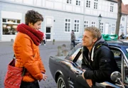 ARD ROTE ROSEN FOLGE 1422, am Freitag um 14:10 Uhr im ERSTEN. Ariane (Alexandra Horn, l.) vergisst ihr Versprechen an Hannes, weil sie sich Hals über Kopf in Robin (Niklas Osterloh, r.) verliebt.