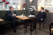 Gregor (Wolfram Grandezka, l.) bekommt von Paul (Leander Lichti, r.) einen Tipp, wie er Amelies Investitionen unauffällig blockieren kann.