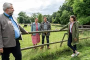 Die Kommissare Stadler (Dieter Fischer, l.) und Andresen (Sophie Melbinger, r.) befragen das Ehepaar Nerlinger Annegret (Eva Wittenzellner, 2.v.l.) und Hartmut (Georg Veitl, 2.v.r.), die auf dem Hof des Verstorbenen eine Alpakafarm betreiben.