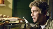 An einem selbst gebackenen Schichtenkuchen zeigt Fritz Fuchs (Guido Hammesfahr), wie Ausgrabungen bei Archäologen funktionieren.