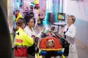 Dr. Lucia Böhm (Vanessa Rottenburg, 2.v.li.) und Dr. Kathrin Globisch (Andrea Kathrin Loewig, re.) sichten die Patienten, die nach dem Massenunfall in der Sachsenklinik ankommen. Alles funktioniert Hand in Hand und sehr koordiniert.