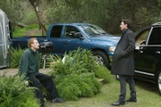 Derek (Patrick Dempsey, r.) will mit Owen (Kevin McKidd, l.) ein klärendes Gespräch führen und begründet seinen Wutausbruch ihm gegenüber ...