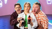 Sebastian Lege (r.), Lilly Temme (M.) und Florian Reza (l.) nehmen das klebrige Geschäft von Coca Cola auseinander und decken die miese Masche hinter der zuckerfreien Cola Alternative auf.