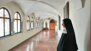Priorin Sr. Eva-Maria Saurugg geht durch das Stift Nonnberg.