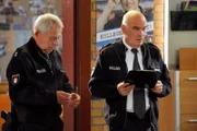 Revierleiter Berger (Peer Jäger, r.) verteilt die Aufgaben. Wolle (Harald Maack, l.) ist beleidigt, dass er nicht den neuen Roman von Enno Krohn nach Hinweisen durchforsten darf.