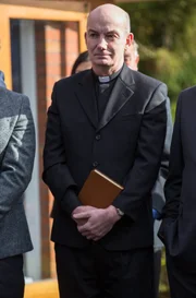 Reverend Lucas Greene (Roy Ward) nimmt Abschied.