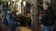 Waldi unterhält sich mit zwei Pilger in seinem Laden.