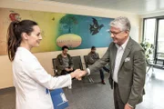 Ärztin (Larissa Rieß, l.); Marcel Reif (Marcel Reif, r.)