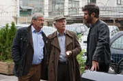 Günter (Wolfgang Winkler, l.) und Edwin Bremer (Tilo Prückner, M.) verhören New Ulcus (Jasin Challah, r.) zum Thema Drogen.