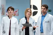 (v.l.n.r.) Theresa Koshka (Katharina Nesytowa); Dr. Franziska Ruhland (Gunda Ebert);  Dr. Niklas Ahrend (Roy Peter Link).