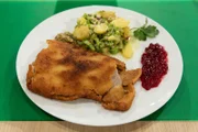 Cordon bleu mit Kartoffel-Endivien-Salat und Zitronen-Relish, Finalgericht von Tarkan "Benni" Özgöz