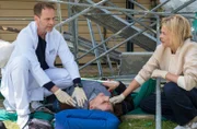 Dr. Ina Schulte (Isabell Gerschke) und Dr. Kai Hoffmann (Julian Weigend, li.) müssen eine Entscheidung treffen. Rolf Noltes (Martin Feifel, mi.) Verletzungen durch das umgestürzte Gerüst sind lebensbedrohlich. Im Moment ist das Gewicht des Gerüsts der einzige Grund, dass er noch lebt. Was passiert, wenn sie das Gerüst anheben, um Nolte in die Klinik zu bringen, können die beiden Ärzte nur ahnen.