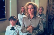 Rebecca Ramseys (Amy Irving, 2. v. r.) Ehemann wurde ermordet. Mit Tochter Lily (Sarah Hyland, l.) an der Hand, stellt sie sich den Fragen der Ermittler. Jody (Blythe Auffarth) und Meghan (Kelly Hutchinson, r.) verfolgen die Konversation lieber im Hintergrund.