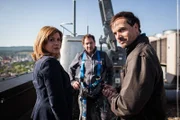 Kerstin Klar (Fiona Coors) und Christian Schubert (Simon Eckert, r.) befragen auch Robert Stein (Thorsten Merten), den Chef der Gebäudereinigungsfirma für die das Opfer tätig war.