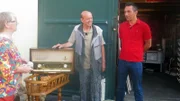Bernhard genannt "Bernie" (Mitte) steckt voller Ideen: Seine Freunde nennen sie Hirngespinste, er nennt sie Projekte. Dabei übersieht der 68-Jährige, in welch schlechtem Zustand seine "Schnäppchenscheune" ist. Die Geschäfte laufen schlecht und Bernies finanzielle Situation ist mehr als angespannt. Dazu kommt, dass Bernie an Rheuma erkrankt ist und den Laden nicht weiter führen kann. RTL II-Trödelprofi Mauro Corradino (re.) will Ordnung ins Chaos bringen und den Trödelliebhaber auf seinem Weg in den wohlver