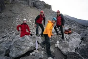 Ein Steinschlag hat die Vermissten in einem Stollen eingeschlossen. Das Bergretter-Team Markus (Sebastian Ströbel, 2. v. r.), Katharina (Luise Bähr, r.), Simon (Ferdinand Seebacher, 2. v. l.) und Michi (Robert Lohr, l.) haben ihr Lebenszeichen entdeckt - jetzt zählt jede Minute.