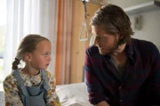 Die kleine Martha (Tamara-Laura Graser, l.) ist körperlich unversehrt, doch wo sind ihre Eltern? Markus Kofler (Sebastian Ströbel, r.) versucht dem traumatisierten Kind zu helfen.