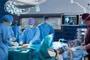 Nach der plötzlichen OP Plan Änderung führt nun Theresa die OP als Chirurgin durch. V.l.n.r. Komparsen, Dr. Theresa Koshka (Katharina Nesytowa), Dr. Matteo Moreau (Mike Adler), Jürgen Pfannenstiehl (Maik Solbach), Komparse.