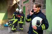 Wolfgang Habedank (Holger Stockhaus) ist am Limit. Gerade war er noch als freiwilliger Feuerwehrmann beim Brandlöschen mit seiner Jugendfeuerwehrgruppe aktiv, als eine Kundin anruft und um seine Expertise als Bestatter bittet.