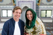 Checker Tobi mit Merve Usta in einer Moschee in Wülfrath.