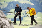 Emma (Pia Soppa, r.) sorgt sich um ihre Mutter, die gerade von Andreas' (Martin Gruber, l.) Kollegen nach einem Kletterunfall abtransportiert wurde.