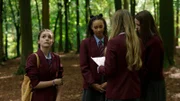 Addie (Lola Blue, l.) und ihre drei Klassenkameradinnen - Audrey (Eve Midgley), Emily (Grace Wood) und Jenna (Evie Elgie, v.2.v.l.n.r.) - machen zum Unterrichtsthema Hexen und Hexenverfolgung einen Ausflug in den Wald.