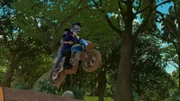 Wendy (l.) hat Hilferufe von Juana gehört - sie ist sich sicher, dass etwas Schlimmes passiert sein muss. Sascha (r.) der Motorcross-Fahrer bietet ihr an, sie zu Juana zu bringen.