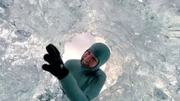 Anna in einem hohlen Eisblock am Diamond Beach (Island).