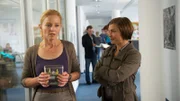 Ermittlerin Katrin Börensen (Claudia Schmutzler, r.) befragt Melanie Meyer (Carina Wiese, l.) zum Tod von Professorin Charlotte Hartmann, die in der Sauna ums Leben gekommen war. Die Geschichte wirft viele Fragen auf: Warum war Saunameister, und gleichzeitig der Freund des Opfers, hinter einem Voyeur her, anstatt Charlotte zu helfen? Und wer ist der unbekannte Begleiter, mit dem Charlotte vor ihrem tödlichen Saunagang ein romantisches Date im Hamam-Bad gebucht hatte?