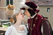 Prinz Jakob (Daniel Axt, rechts) ist von seinem bösen Fluch befreit und kann jetzt Schneeweißchen (Sonja Gerhardt, links) auf dem königlichen Schloss zur Frau nehmen. Ihre Liebe besiegeln sie mit einem Kuss.