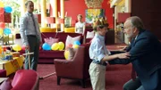 Der Hotelier Staffler (Miguel Herz-Kestranek, re.) feiert den Geburtstag seines Enkels (Michel Hoppe) mit Tochter Gabriele (Angelina Häntsch) und Schwiegersohn Toni (Max Wagner).