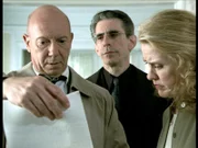 Margaret Talmadge (Celia Weston) zeigt Det. Munch (Richard Belzer) und Captain Cragen (Dann Florek) die Adoptionsurkunde ihres Enkels Steven. Die Unterschrift auf dem Formular ist allerdings gefälscht.