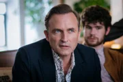 Jasper Henderson (Stephen Hogan, l.) und Noah Henderson (Tiernan Messit-Greene) glauben nicht, dass eine ältere Dame und ein heranwachsender Schüler in der Lage sind, bessere Arbeit als die Polizei zu leisten.