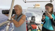 Nan Hauser (l.) hat ihr Leben der Erforschung der Wale verschrieben.