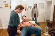 Mark (David Rott, r) erwischt Judith (Felicitas Woll, l) und David (Daniel Buder, m) beim '"Lernen".