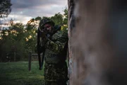 Der Soldat steht und zielt