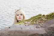 Nachdem die kleine Meerjungfrau Undine (Zoe Moore) den Prinzen gerettet hat, beobachtet sie versteckt, was am Ufer geschieht. Nachdem die kleine Meerjungfrau Undine (Zoe Moore) den Prinzen gerettet hat, beobachtet sie versteckt, was am Ufer geschieht.