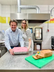 Nadina Ruedl, Geschäftsführerin der „Pflanzerei“, zeigt Hanno Settele, wie man einen veganen Leberkäse herstellt.