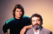Der Engel Jonathan (Michael Landon, l.) ist in himmlischer Mission auf der Erde unterwegs. Unterstützt wird er von seinem Erdenfreund Mark (Victor French, r.).